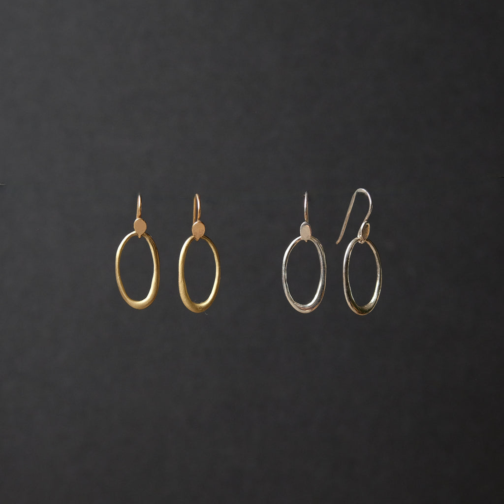 Simple Loop EarringsThese polished simple loop shaped earrings are delicate and light with plenty of movement.  The lightweight modest length, dangling earrings are  the perfect accessory to wear day in and day out. Dimension: 1-1/4" long